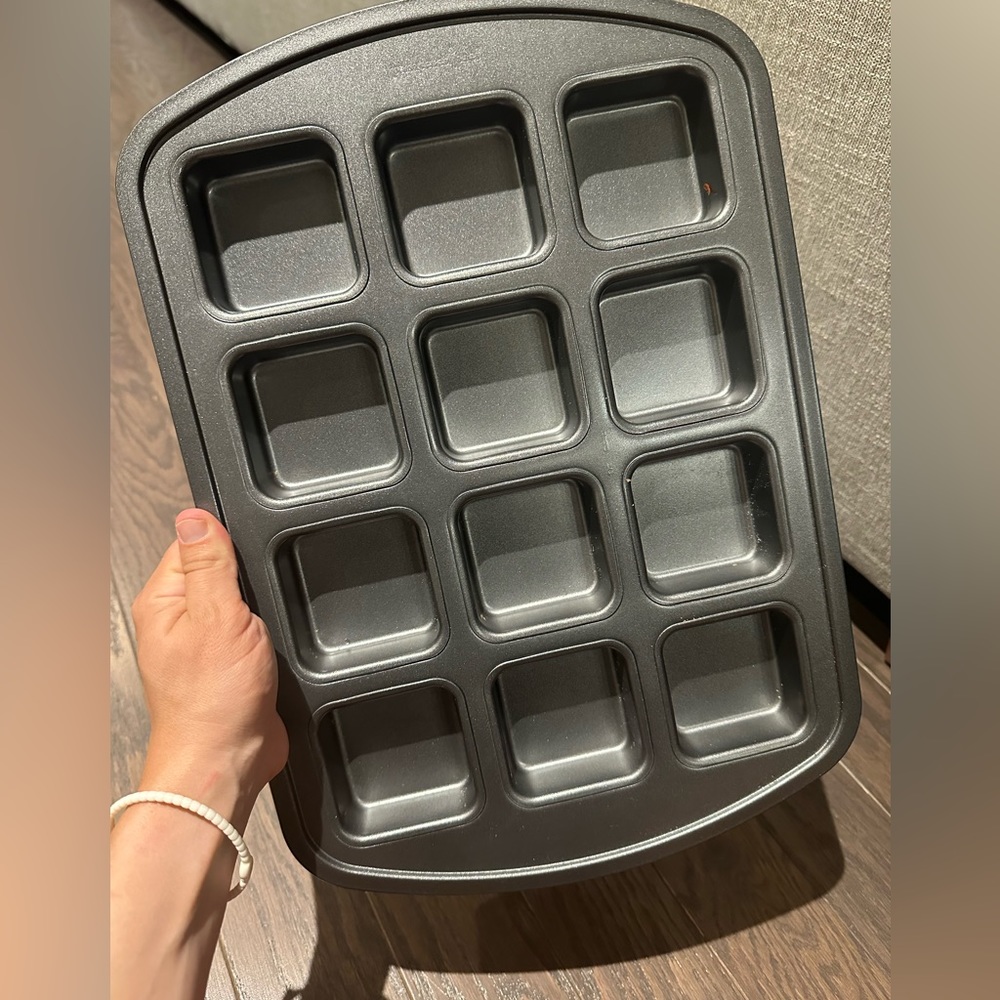 • SOLD • Pampered Chef Individual Brownie Pan